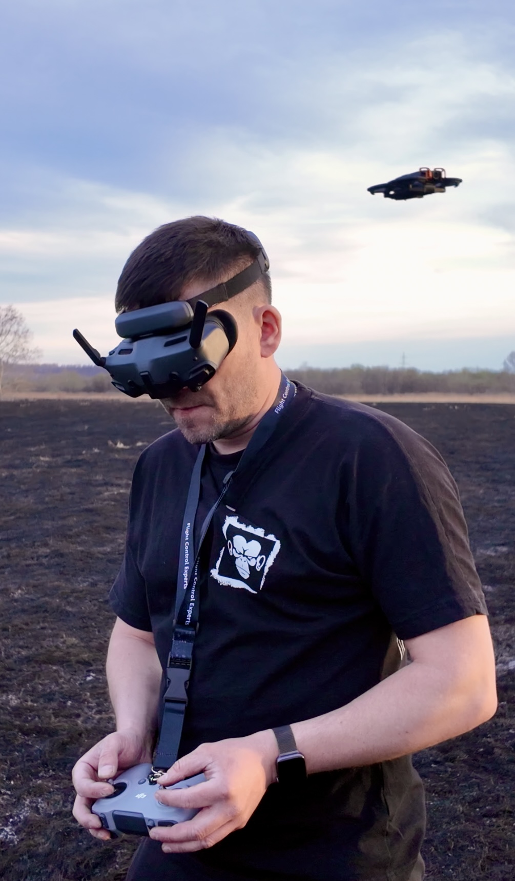 Дмитрий управляет FPV-дроном